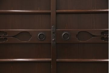 明治期の収納箪笥サイドボードをリペア&カスタム!当店オーダー商品を参考に左右分割式・可動式の棚板を設置。現状に近しい色味に着色し仕上げ。(水屋箪笥、食器棚、収納棚、戸棚、キャビネット、サイドボード)