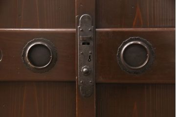 明治期の収納箪笥サイドボードをリペア&カスタム!当店オーダー商品を参考に左右分割式・可動式の棚板を設置。現状に近しい色味に着色し仕上げ。(水屋箪笥、食器棚、収納棚、戸棚、キャビネット、サイドボード)