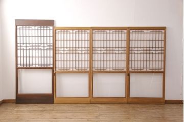 障子戸4枚をリペア&カスタム!設置場所2ヶ所に合わせてリサイズ。3枚は現状に近しい色味に着色しワックス仕上げ。1枚は引き手を取り付け、吊り戸仕様に加工。濃い茶色で着色し仕上げ。(引き戸、建具)
