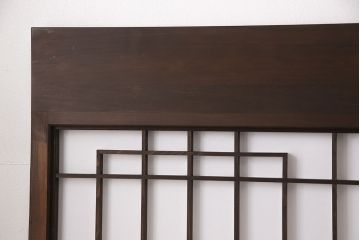 障子戸4枚をリペア&カスタム!設置場所2ヶ所に合わせてリサイズ。3枚は現状に近しい色味に着色しワックス仕上げ。1枚は引き手を取り付け、吊り戸仕様に加工。濃い茶色で着色し仕上げ。(引き戸、建具)
