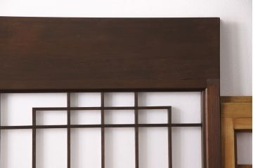 障子戸4枚をリペア&カスタム!設置場所2ヶ所に合わせてリサイズ。3枚は現状に近しい色味に着色しワックス仕上げ。1枚は引き手を取り付け、吊り戸仕様に加工。濃い茶色で着色し仕上げ。(引き戸、建具)