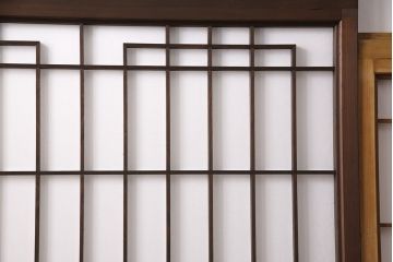 障子戸4枚をリペア&カスタム!設置場所2ヶ所に合わせてリサイズ。3枚は現状に近しい色味に着色しワックス仕上げ。1枚は引き手を取り付け、吊り戸仕様に加工。濃い茶色で着色し仕上げ。(引き戸、建具)