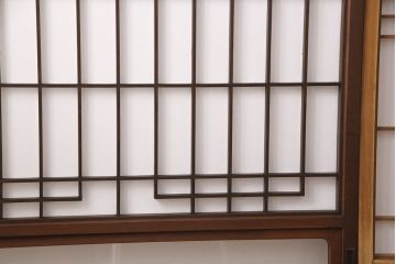 障子戸4枚をリペア&カスタム!設置場所2ヶ所に合わせてリサイズ。3枚は現状に近しい色味に着色しワックス仕上げ。1枚は引き手を取り付け、吊り戸仕様に加工。濃い茶色で着色し仕上げ。(引き戸、建具)