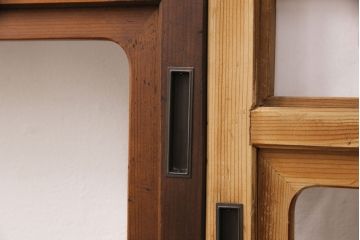 障子戸4枚をリペア&カスタム!設置場所2ヶ所に合わせてリサイズ。3枚は現状に近しい色味に着色しワックス仕上げ。1枚は引き手を取り付け、吊り戸仕様に加工。濃い茶色で着色し仕上げ。(引き戸、建具)