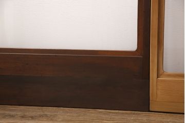障子戸4枚をリペア&カスタム!設置場所2ヶ所に合わせてリサイズ。3枚は現状に近しい色味に着色しワックス仕上げ。1枚は引き手を取り付け、吊り戸仕様に加工。濃い茶色で着色し仕上げ。(引き戸、建具)