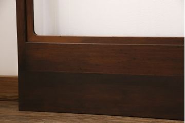 障子戸4枚をリペア&カスタム!設置場所2ヶ所に合わせてリサイズ。3枚は現状に近しい色味に着色しワックス仕上げ。1枚は引き手を取り付け、吊り戸仕様に加工。濃い茶色で着色し仕上げ。(引き戸、建具)
