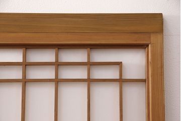 障子戸4枚をリペア&カスタム!設置場所2ヶ所に合わせてリサイズ。3枚は現状に近しい色味に着色しワックス仕上げ。1枚は引き手を取り付け、吊り戸仕様に加工。濃い茶色で着色し仕上げ。(引き戸、建具)