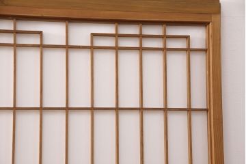 障子戸4枚をリペア&カスタム!設置場所2ヶ所に合わせてリサイズ。3枚は現状に近しい色味に着色しワックス仕上げ。1枚は引き手を取り付け、吊り戸仕様に加工。濃い茶色で着色し仕上げ。(引き戸、建具)