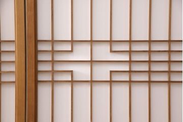 障子戸4枚をリペア&カスタム!設置場所2ヶ所に合わせてリサイズ。3枚は現状に近しい色味に着色しワックス仕上げ。1枚は引き手を取り付け、吊り戸仕様に加工。濃い茶色で着色し仕上げ。(引き戸、建具)