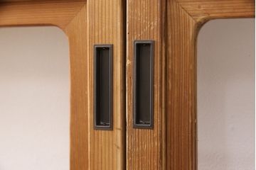 障子戸4枚をリペア&カスタム!設置場所2ヶ所に合わせてリサイズ。3枚は現状に近しい色味に着色しワックス仕上げ。1枚は引き手を取り付け、吊り戸仕様に加工。濃い茶色で着色し仕上げ。(引き戸、建具)