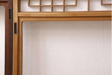 障子戸4枚をリペア&カスタム!設置場所2ヶ所に合わせてリサイズ。3枚は現状に近しい色味に着色しワックス仕上げ。1枚は引き手を取り付け、吊り戸仕様に加工。濃い茶色で着色し仕上げ。(引き戸、建具)