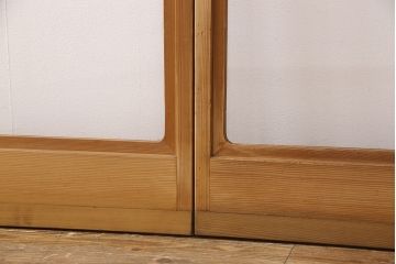 障子戸4枚をリペア&カスタム!設置場所2ヶ所に合わせてリサイズ。3枚は現状に近しい色味に着色しワックス仕上げ。1枚は引き手を取り付け、吊り戸仕様に加工。濃い茶色で着色し仕上げ。(引き戸、建具)