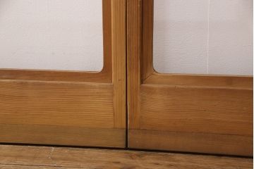 障子戸4枚をリペア&カスタム!設置場所2ヶ所に合わせてリサイズ。3枚は現状に近しい色味に着色しワックス仕上げ。1枚は引き手を取り付け、吊り戸仕様に加工。濃い茶色で着色し仕上げ。(引き戸、建具)