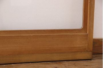 障子戸4枚をリペア&カスタム!設置場所2ヶ所に合わせてリサイズ。3枚は現状に近しい色味に着色しワックス仕上げ。1枚は引き手を取り付け、吊り戸仕様に加工。濃い茶色で着色し仕上げ。(引き戸、建具)