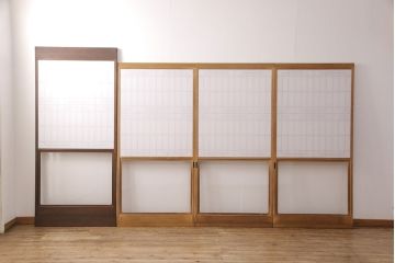 障子戸4枚をリペア&カスタム!設置場所2ヶ所に合わせてリサイズ。3枚は現状に近しい色味に着色しワックス仕上げ。1枚は引き手を取り付け、吊り戸仕様に加工。濃い茶色で着色し仕上げ。(引き戸、建具)
