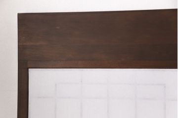 障子戸4枚をリペア&カスタム!設置場所2ヶ所に合わせてリサイズ。3枚は現状に近しい色味に着色しワックス仕上げ。1枚は引き手を取り付け、吊り戸仕様に加工。濃い茶色で着色し仕上げ。(引き戸、建具)