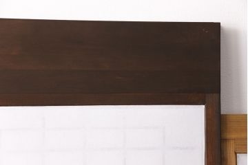 障子戸4枚をリペア&カスタム!設置場所2ヶ所に合わせてリサイズ。3枚は現状に近しい色味に着色しワックス仕上げ。1枚は引き手を取り付け、吊り戸仕様に加工。濃い茶色で着色し仕上げ。(引き戸、建具)