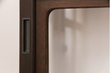 障子戸4枚をリペア&カスタム!設置場所2ヶ所に合わせてリサイズ。3枚は現状に近しい色味に着色しワックス仕上げ。1枚は引き手を取り付け、吊り戸仕様に加工。濃い茶色で着色し仕上げ。(引き戸、建具)