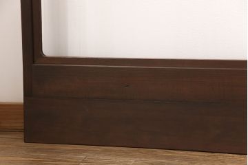 障子戸4枚をリペア&カスタム!設置場所2ヶ所に合わせてリサイズ。3枚は現状に近しい色味に着色しワックス仕上げ。1枚は引き手を取り付け、吊り戸仕様に加工。濃い茶色で着色し仕上げ。(引き戸、建具)