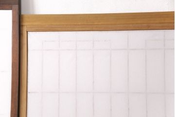 障子戸4枚をリペア&カスタム!設置場所2ヶ所に合わせてリサイズ。3枚は現状に近しい色味に着色しワックス仕上げ。1枚は引き手を取り付け、吊り戸仕様に加工。濃い茶色で着色し仕上げ。(引き戸、建具)