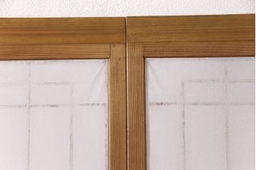 障子戸4枚をリペア&カスタム!設置場所2ヶ所に合わせてリサイズ。3枚は現状に近しい色味に着色しワックス仕上げ。1枚は引き手を取り付け、吊り戸仕様に加工。濃い茶色で着色し仕上げ。(引き戸、建具)