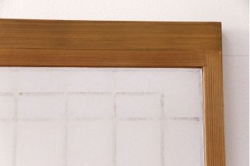 障子戸4枚をリペア&カスタム!設置場所2ヶ所に合わせてリサイズ。3枚は現状に近しい色味に着色しワックス仕上げ。1枚は引き手を取り付け、吊り戸仕様に加工。濃い茶色で着色し仕上げ。(引き戸、建具)