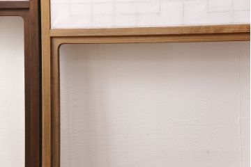障子戸4枚をリペア&カスタム!設置場所2ヶ所に合わせてリサイズ。3枚は現状に近しい色味に着色しワックス仕上げ。1枚は引き手を取り付け、吊り戸仕様に加工。濃い茶色で着色し仕上げ。(引き戸、建具)