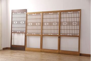 障子戸4枚をリペア&カスタム!設置場所2ヶ所に合わせてリサイズ。3枚は現状に近しい色味に着色しワックス仕上げ。1枚は引き手を取り付け、吊り戸仕様に加工。濃い茶色で着色し仕上げ。(引き戸、建具)