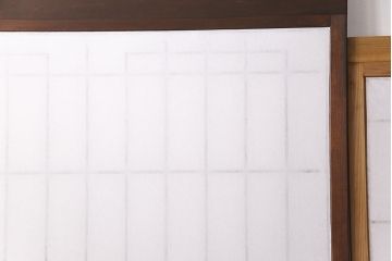 障子戸4枚をリペア&カスタム!設置場所2ヶ所に合わせてリサイズ。3枚は現状に近しい色味に着色しワックス仕上げ。1枚は引き手を取り付け、吊り戸仕様に加工。濃い茶色で着色し仕上げ。(引き戸、建具)