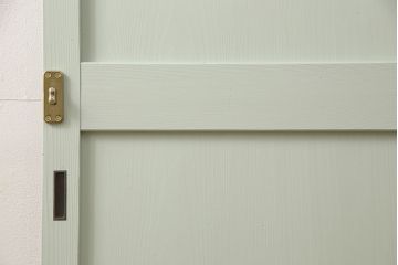 明治大正期の帯戸をリペア&カスタム!引き手、内締り錠を取り付け。当店商品を参考にミントグリーンにペイント仕上げ。(引き戸、板戸、建具)