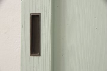 明治大正期の帯戸をリペア&カスタム!引き手、内締り錠を取り付け。当店商品を参考にミントグリーンにペイント仕上げ。(引き戸、板戸、建具)