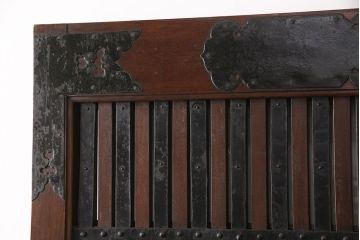 明治期の富山蔵戸をリペア&カスタム!吊り戸仕様に加工し、取っ手と鍵の取り付け。格子裏面にクリアガラスを入れ込み、現状に近しい色味に着色し仕上げ。(引き戸、玄関戸、建具)