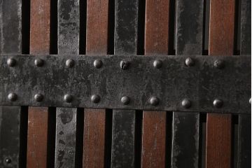 明治期の富山蔵戸をリペア&カスタム!吊り戸仕様に加工し、取っ手と鍵の取り付け。格子裏面にクリアガラスを入れ込み、現状に近しい色味に着色し仕上げ。(引き戸、玄関戸、建具)