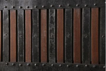 明治期の富山蔵戸をリペア&カスタム!吊り戸仕様に加工し、取っ手と鍵の取り付け。格子裏面にクリアガラスを入れ込み、現状に近しい色味に着色し仕上げ。(引き戸、玄関戸、建具)