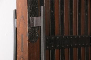 明治期の富山蔵戸をリペア&カスタム!吊り戸仕様に加工し、取っ手と鍵の取り付け。格子裏面にクリアガラスを入れ込み、現状に近しい色味に着色し仕上げ。(引き戸、玄関戸、建具)
