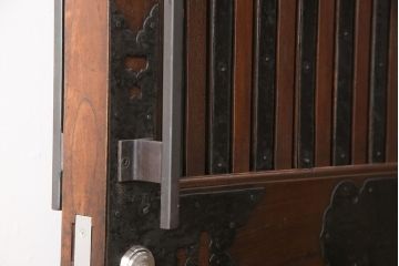 明治期の富山蔵戸をリペア&カスタム!吊り戸仕様に加工し、取っ手と鍵の取り付け。格子裏面にクリアガラスを入れ込み、現状に近しい色味に着色し仕上げ。(引き戸、玄関戸、建具)