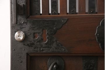 明治期の富山蔵戸をリペア&カスタム!吊り戸仕様に加工し、取っ手と鍵の取り付け。格子裏面にクリアガラスを入れ込み、現状に近しい色味に着色し仕上げ。(引き戸、玄関戸、建具)