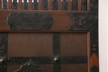明治期の富山蔵戸をリペア&カスタム!吊り戸仕様に加工し、取っ手と鍵の取り付け。格子裏面にクリアガラスを入れ込み、現状に近しい色味に着色し仕上げ。(引き戸、玄関戸、建具)