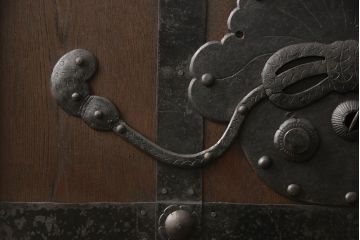 明治期の富山蔵戸をリペア&カスタム!吊り戸仕様に加工し、取っ手と鍵の取り付け。格子裏面にクリアガラスを入れ込み、現状に近しい色味に着色し仕上げ。(引き戸、玄関戸、建具)