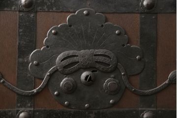 明治期の富山蔵戸をリペア&カスタム!吊り戸仕様に加工し、取っ手と鍵の取り付け。格子裏面にクリアガラスを入れ込み、現状に近しい色味に着色し仕上げ。(引き戸、玄関戸、建具)