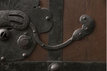 明治期の富山蔵戸をリペア&カスタム!吊り戸仕様に加工し、取っ手と鍵の取り付け。格子裏面にクリアガラスを入れ込み、現状に近しい色味に着色し仕上げ。(引き戸、玄関戸、建具)