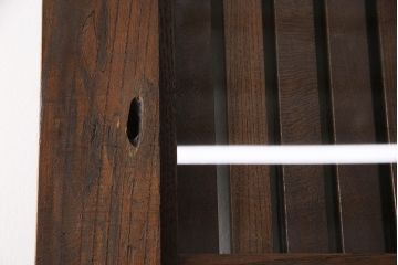明治期の富山蔵戸をリペア&カスタム!吊り戸仕様に加工し、取っ手と鍵の取り付け。格子裏面にクリアガラスを入れ込み、現状に近しい色味に着色し仕上げ。(引き戸、玄関戸、建具)