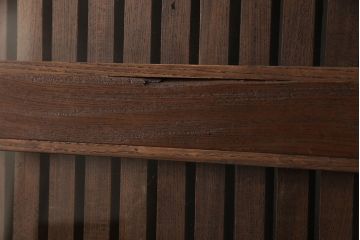 明治期の富山蔵戸をリペア&カスタム!吊り戸仕様に加工し、取っ手と鍵の取り付け。格子裏面にクリアガラスを入れ込み、現状に近しい色味に着色し仕上げ。(引き戸、玄関戸、建具)