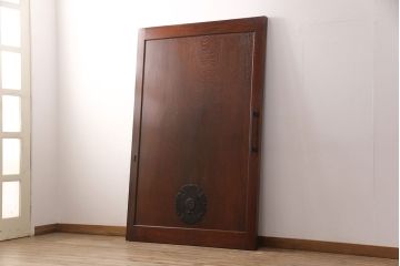 明治大正期の蔵戸をリペア&カスタム!設置場所に合わせてリサイズ。吊り戸仕様に加工し、取っ手の取り付け。現状に近しい色味に着色し仕上げ。(引き戸、玄関戸、建具)