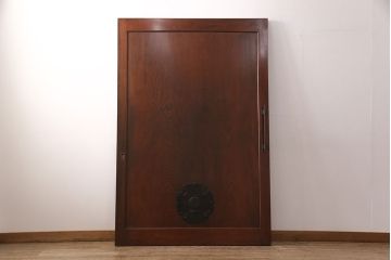 明治大正期の蔵戸をリペア&カスタム!設置場所に合わせてリサイズ。吊り戸仕様に加工し、取っ手の取り付け。現状に近しい色味に着色し仕上げ。(引き戸、玄関戸、建具)