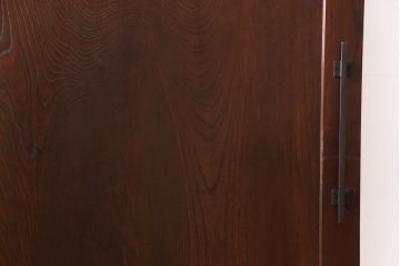 明治大正期の蔵戸をリペア&カスタム!設置場所に合わせてリサイズ。吊り戸仕様に加工し、取っ手の取り付け。現状に近しい色味に着色し仕上げ。(引き戸、玄関戸、建具)
