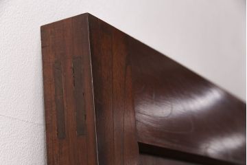 明治大正期の蔵戸をリペア&カスタム!設置場所に合わせてリサイズ。吊り戸仕様に加工し、取っ手の取り付け。現状に近しい色味に着色し仕上げ。(引き戸、玄関戸、建具)