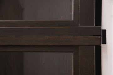 明治大正期の水屋箪笥キャビネットをリペア&カスタム!可動式の棚板を設置し、クリアガラスへ入れ替え。濃い茶色で着色し仕上げ。(食器棚、収納棚、戸棚)