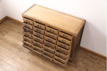 チェストをリペア&カスタム!本体の色味に合わせた木製脚を取り付け。(引き出し、小物収納、店舗什器)
