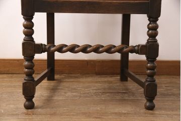 イギリスアンティークのアームチェアをリペア&カスタム!座面の張り替えを行い、現状に近しい色味に着色し仕上げ。(椅子、ダイニングチェア)